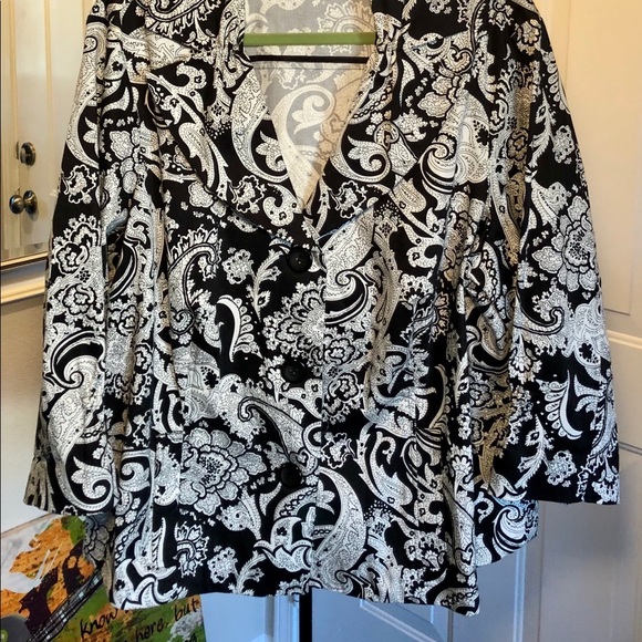 Super cute black and white Paisley top - Picture 2 of 5